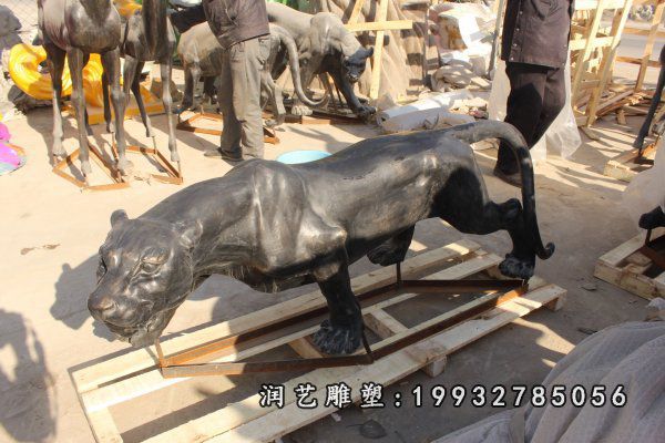 城市街道豹动物铜雕