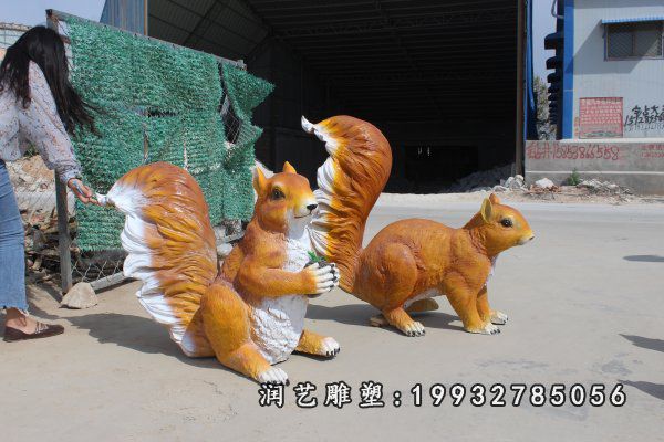 校园玻璃钢松鼠雕塑