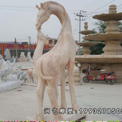 小区长颈鹿石雕