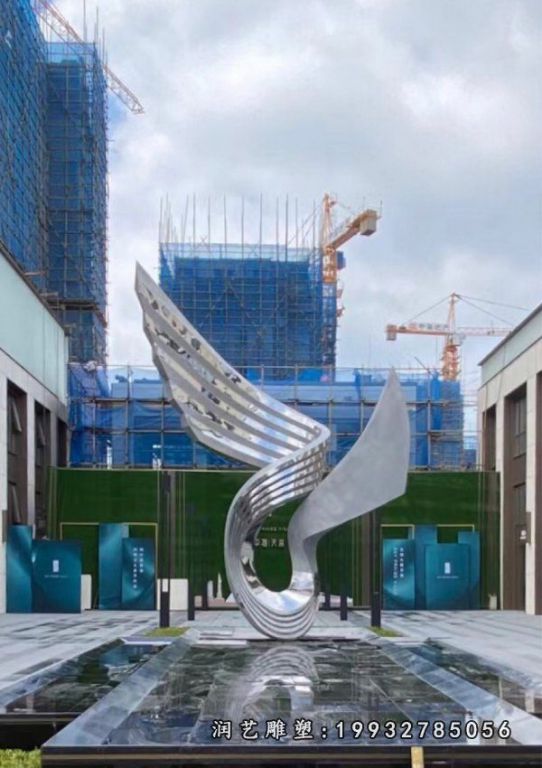 道路旁不锈钢翅膀景观雕塑
