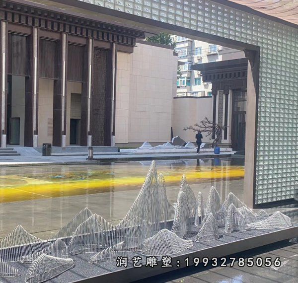 道路旁不锈钢假山景观雕塑