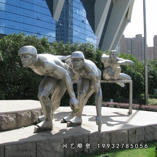 绿地不锈钢跨栏人物雕塑