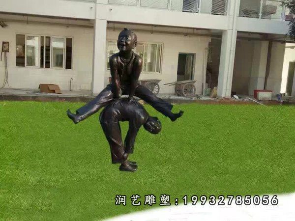 道路旁儿童人物铜雕