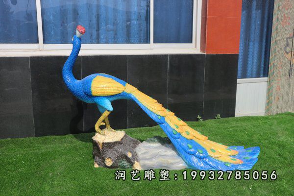 道路旁玻璃钢孔雀动物雕塑