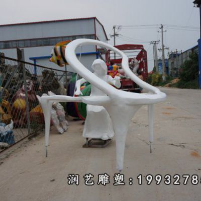 小区玻璃钢弹钢琴人物雕塑